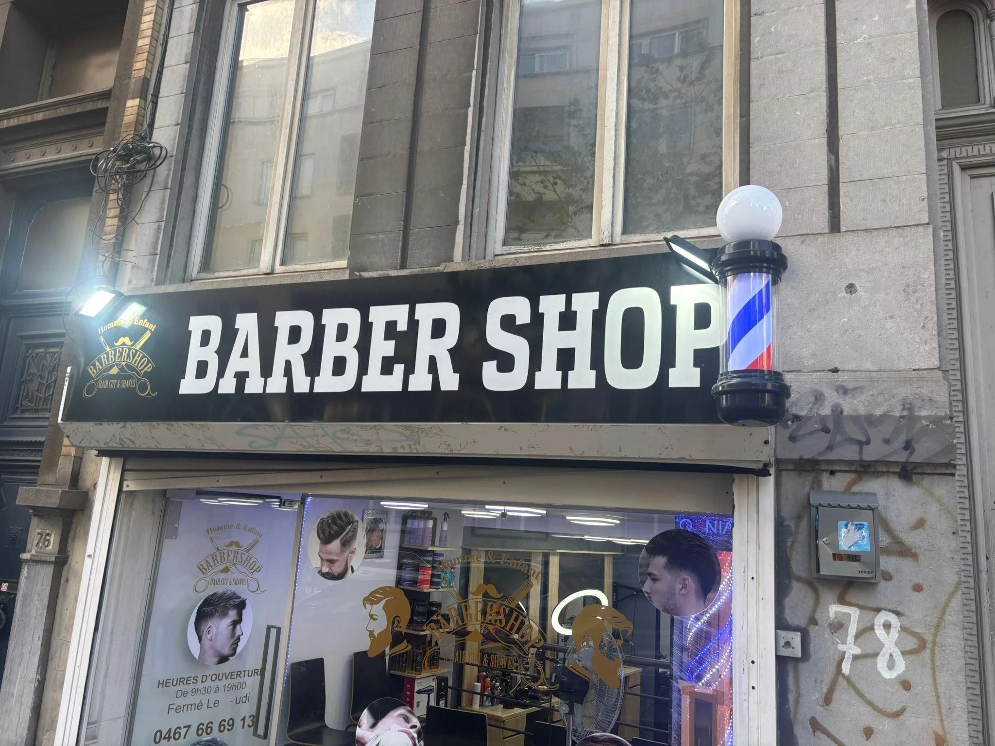 Barbershop avant - Ancienne enseigne avec lettres blanches
