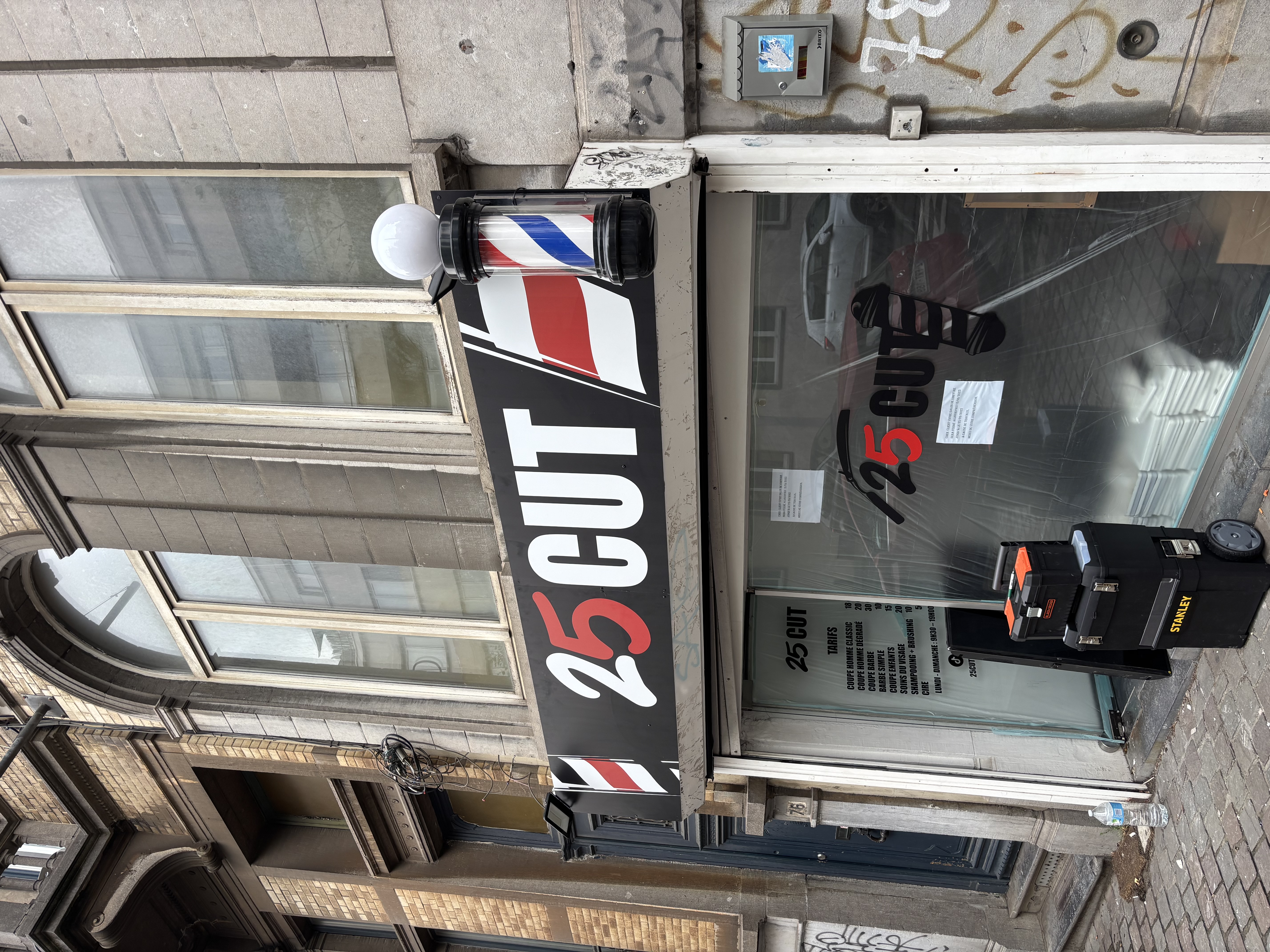 Enseigne 25 Cut Barber avec carotte lumineuse