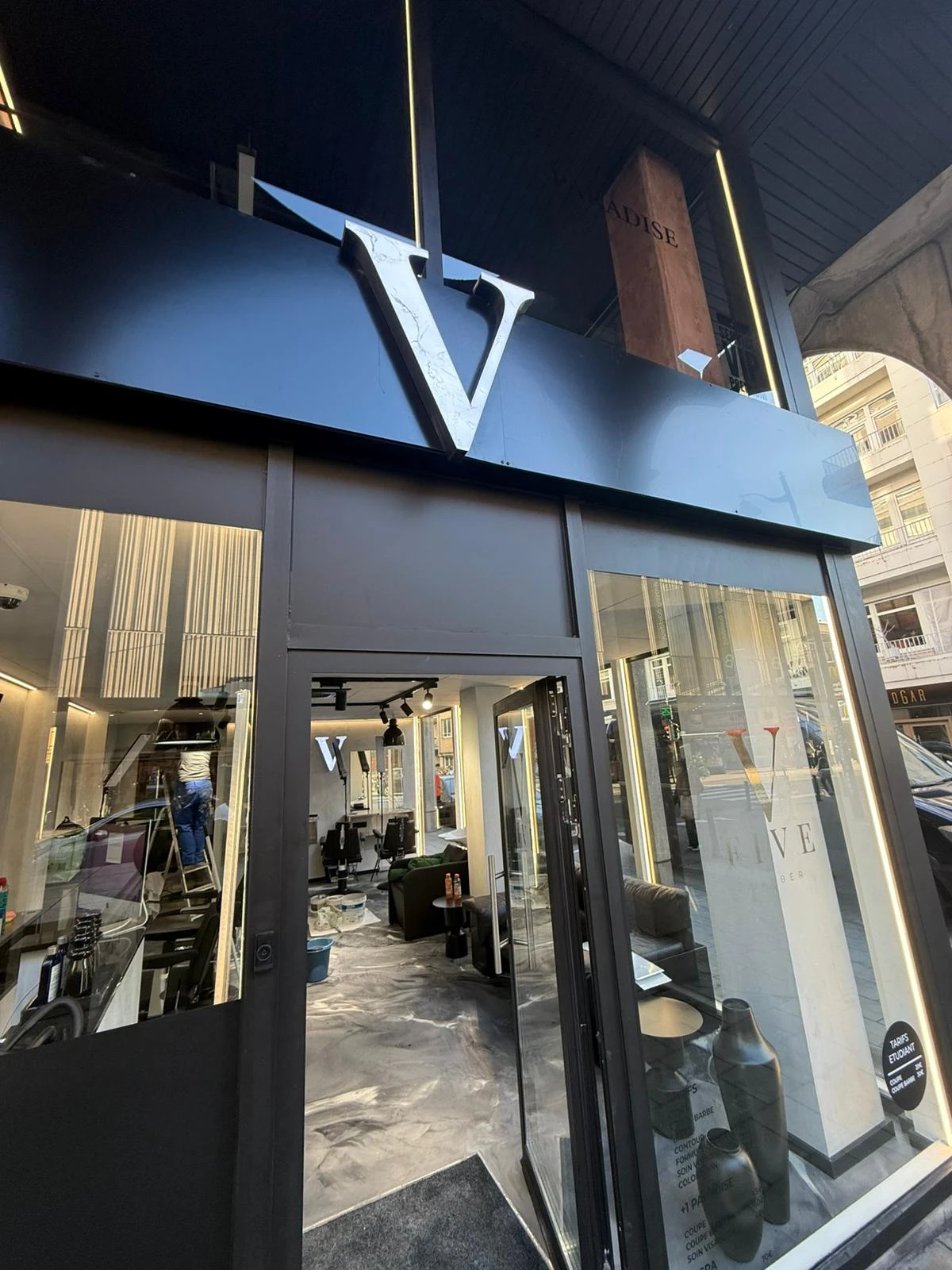 Five Barber après - Enseigne coupée à la forme avec lettre V 3D suspendue sur caisson dibond noir