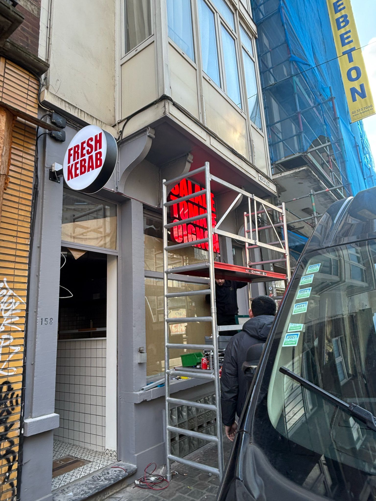 Enseigne drapeau Fresh Kebab et lettres relief STO