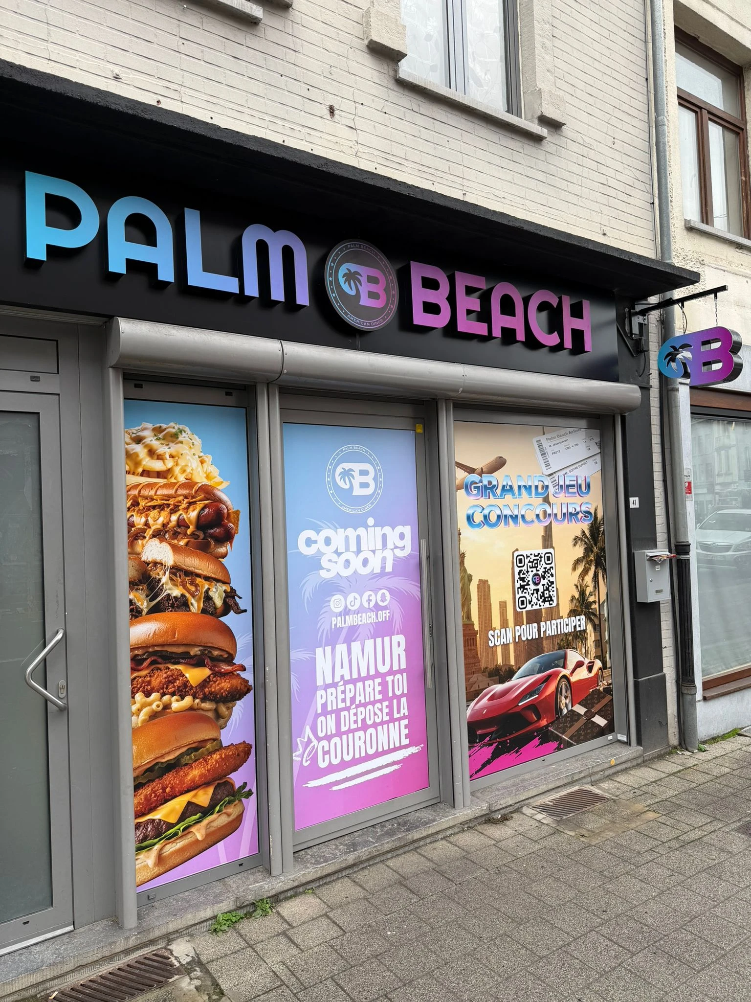 Palm Beach après - Caisson dibond noir avec lettres volumétriques LED et stickers vitrine