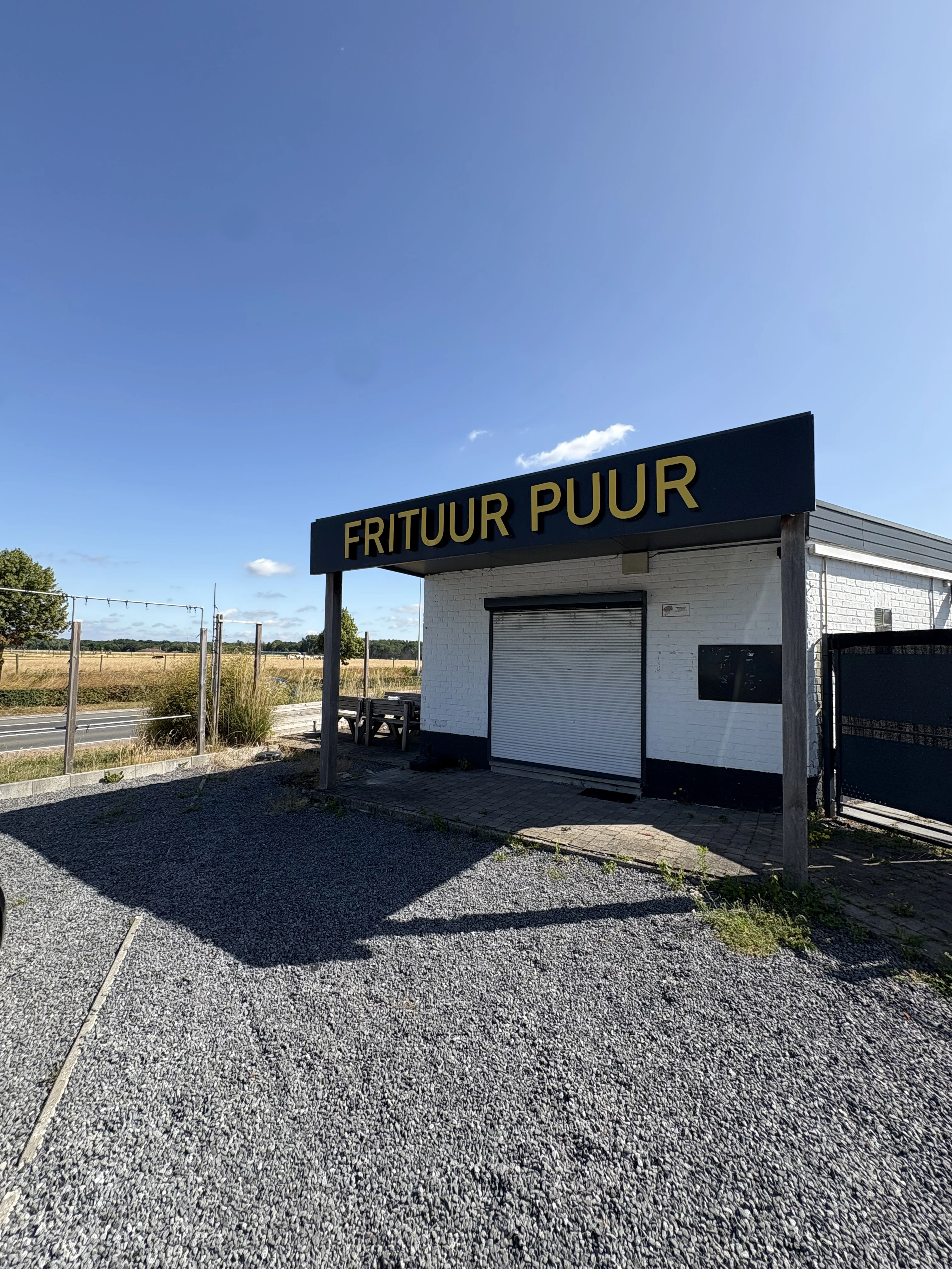 Frituur Puur avant - Ancienne enseigne avec lettrage adhésif jaune