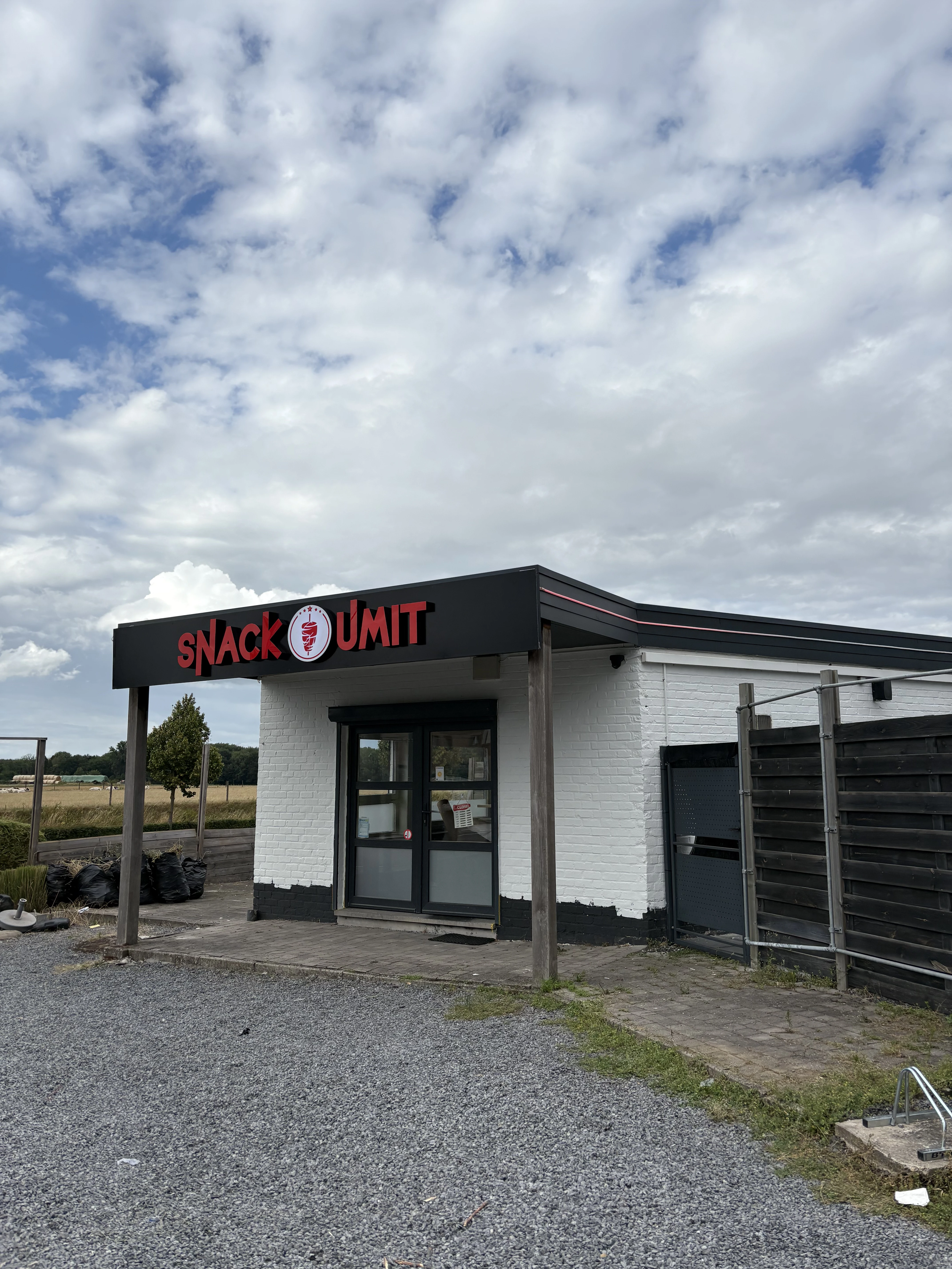 Snack Umit après - Caisson lumineux avec lettres adhésives découpées rouge et logo