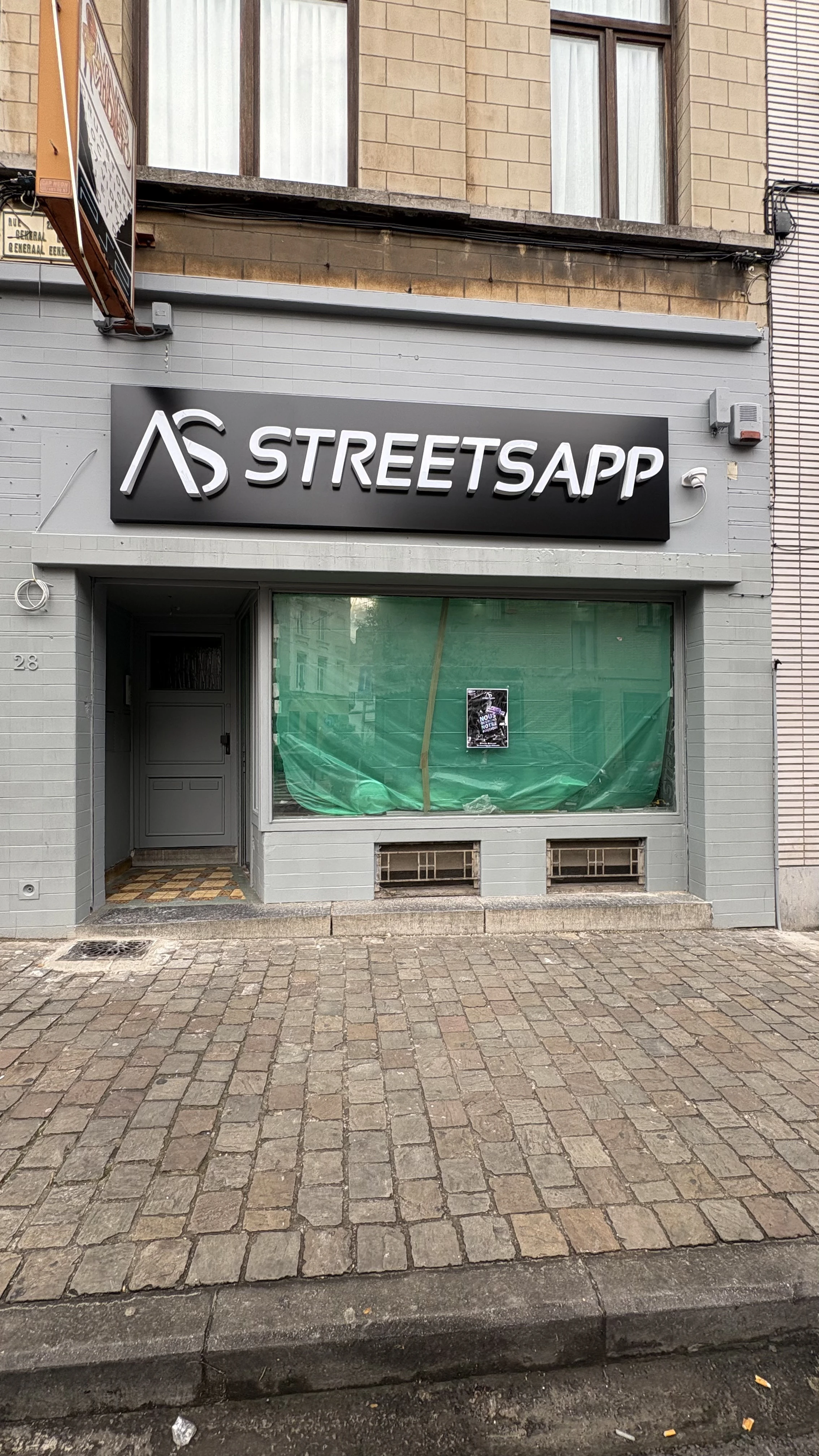 Street Sap caisson dibond noir lettres volumétriques