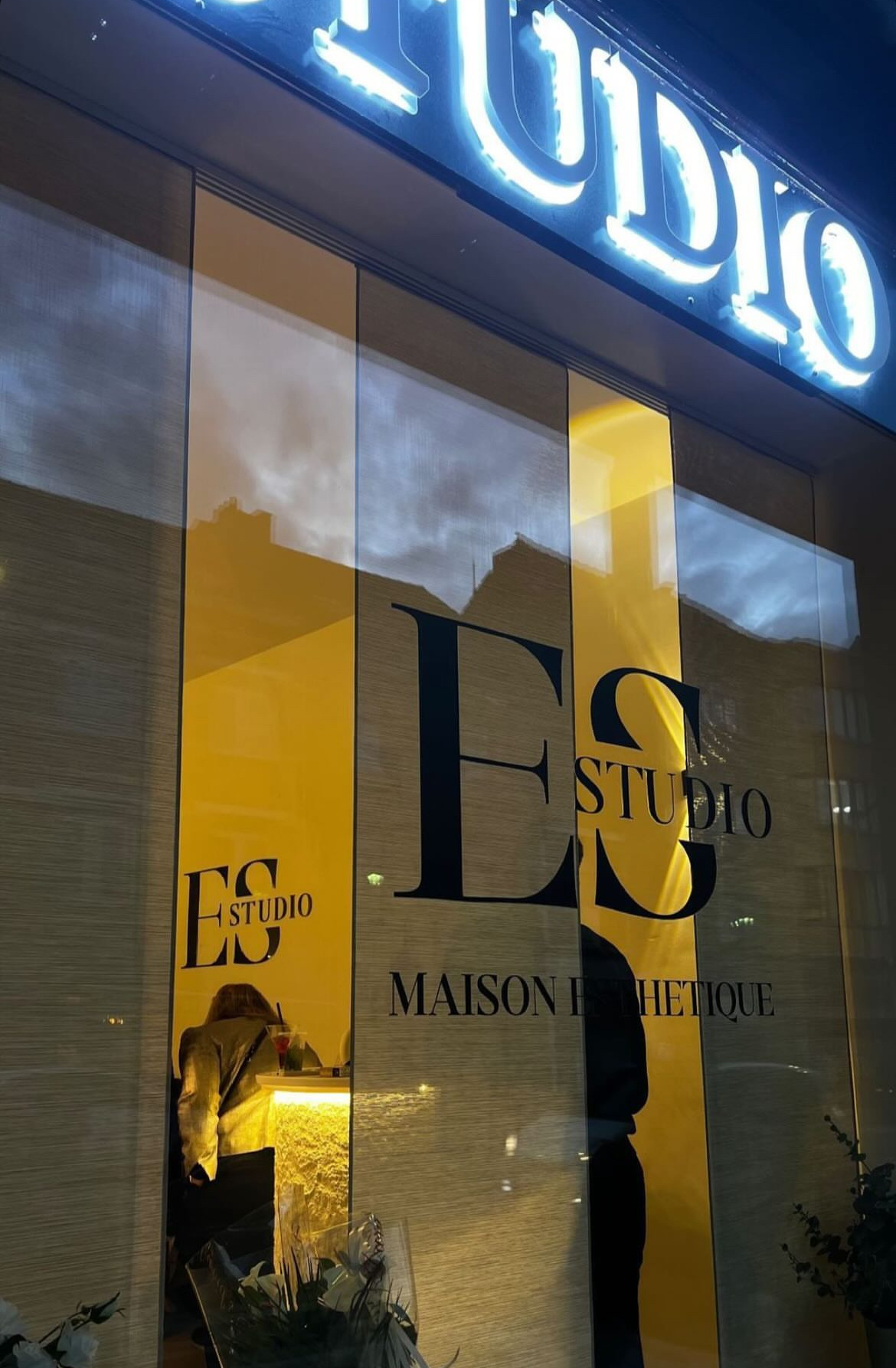 Enseigne Es Studio rétro-éclairée