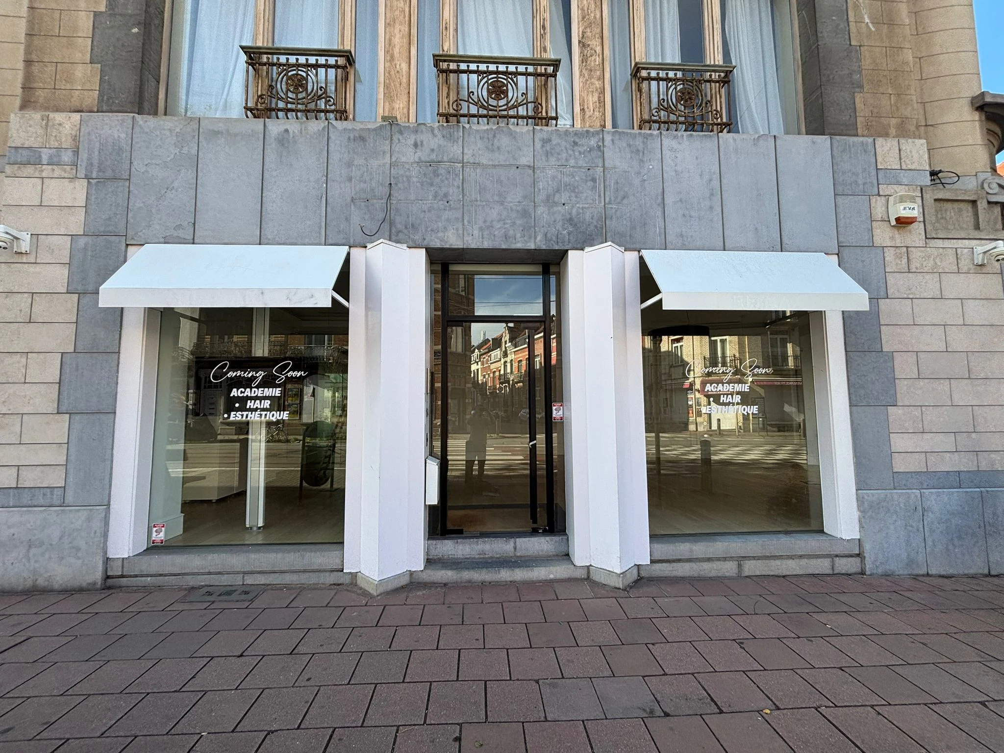 Académie Hair Esthétique avant - Ancienne devanture avec stickers coming soon